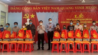 Huyện Dương Minh Châu: Trao tặng  50 phần quà tết cho các gia đình chính sách khó khăn