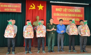 Dương Minh Châu, Tân Châu: Đón quân nhân xuất ngũ hoàn thành nghĩa vụ quân sự trở về địa phương