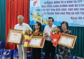 Công ty TNHH TM-DV nhà hàng làng nướng Nam bộ, Quỹ học bổng Vừ A Dính tặng quà tết tại Tây Ninh