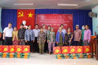 Bưu chính Viettel Tây Ninh: Tặng 200 phần quà tết cho người có hoàn cảnh khó khăn ở huyện Bến Cầu