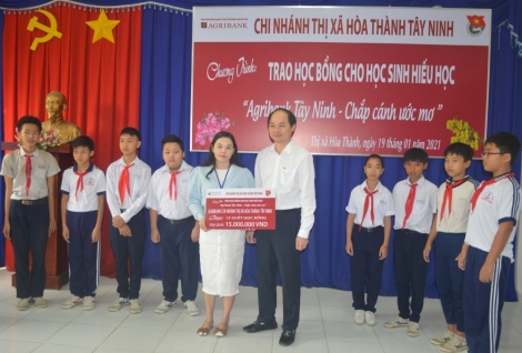 Agribank Hòa Thành trao 30 suất học bổng cho học sinh hiếu học