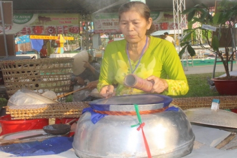 Bảo tồn nghề làm bánh tráng phơi sương: Khi tình yêu thắp lửa