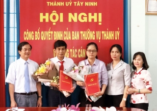 Thành ủy Tây Ninh trao quyết định điều động, luân chuyển cán bộ