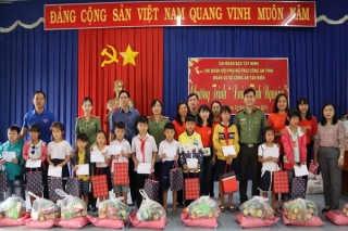 Chi đoàn Báo Tây Ninh:  Tặng quà Tết cho người dân và học sinh có hoàn cảnh khó khăn tại xã Mỏ Công