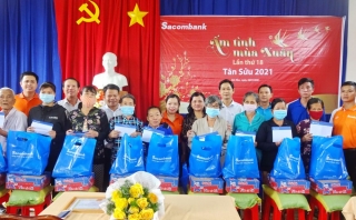 Ngân hàng Sacombank Phòng giao dịch Gò Dầu trao quà tết cho người dân nghèo tại xã Hiệp Thạnh