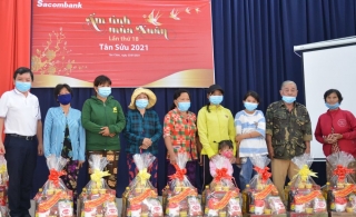 Sacombank Tây Ninh  trao quà tết cho người dân nghèo xã Tân Hà