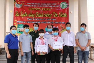 Tặng quà tết cho học sinh xã Long Phước