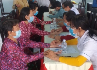 Tặng quà và khám bệnh, cấp thuốc đông y miễn phí cho người nghèo xã Phước Vinh