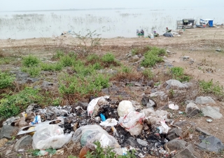 Xả rác bừa bãi trong lòng hồ Dầu Tiếng