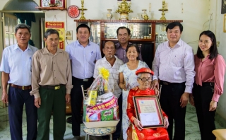 Tân Châu: Thăm, tặng quà tết gia đình chính sách
