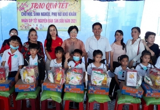 Tặng 150 phần quà tết cho học sinh nghèo, phụ nữ khó khăn xã Trường Đông