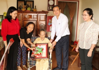 Phó chủ tịch UBND tỉnh Dương Văn Thắng thăm, tặng quà gia đình chính sách, công dân 100 tuổi trên địa bàn huyện Gò Dầu