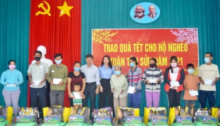 Chủ tịch UBND thị xã Hòa Thành trao quà tết cho người nghèo
