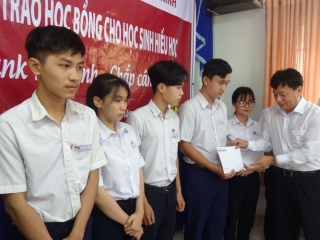 Agribank Gò Dầu trao học bổng cho học sinh hiếu học tại Trường THPT Ngô Gia Tự