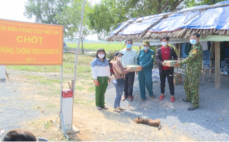 Thăm hỏi động viên cán bộ, chiến sĩ chốt chặn phòng, chống dịch Covid-19 khu vực biên giới