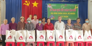 Ngân hàng Chính sách xã hội tỉnh tặng quà Tết cho người nghèo huyện Bến Cầu