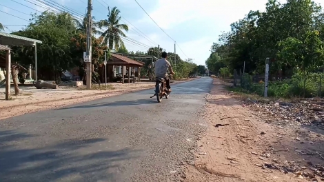 Nhiều trường hợp vi phạm luật giao thông trên tuyến đường vào ấp 6