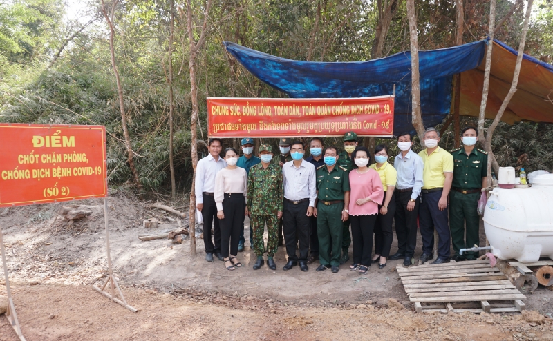 Thăm, tặng quà các chốt biên phòng