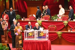 Các đại biểu bỏ phiếu bầu Ban Chấp hành Trung ương khoá XIII