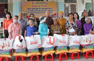 Tặng hơn 1.200 suất quà cho người dân nghèo dịp tết Tân Sửu