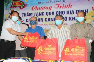Công ty TNHH Tân Ngọc Lực: Tặng 200 phần quà tết cho các hộ nghèo 2 huyện Gò Dầu và Dương Minh Châu