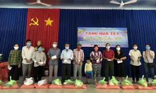Hội Nông dân xã Thái Bình tặng quà Tết cho hội viên