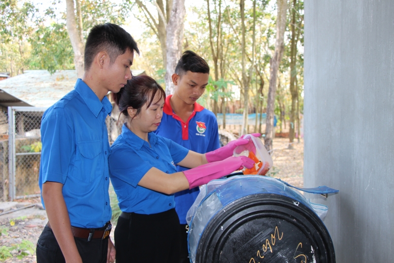 Cán bộ đoàn sáng tạo hệ thống xử lý rác thải hữu cơ từ ruồi lính đen