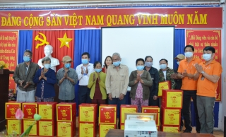 Công ty cổ phần dược phẩm Gonsa TP.Hồ Chí Minh tặng quà tết cho hộ nghèo huyện Tân Châu