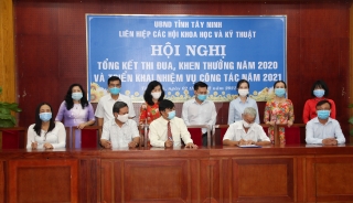 Liên hiệp các Hội Khoa học và Kỹ thuật tỉnh: nhận cờ thi đua của Liên hiệp các Hội Khoa học và Kỹ thuật Việt Nam