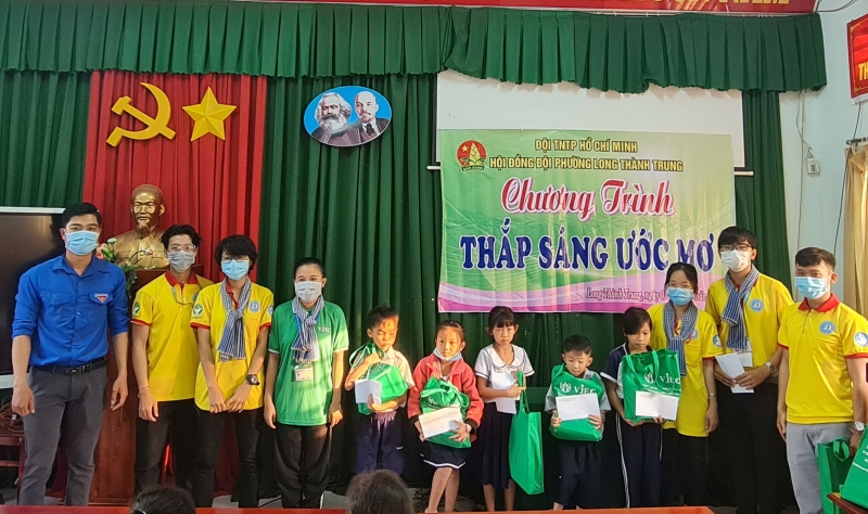 Trao học bổng cho học sinh có hoàn cảnh khó khăn.