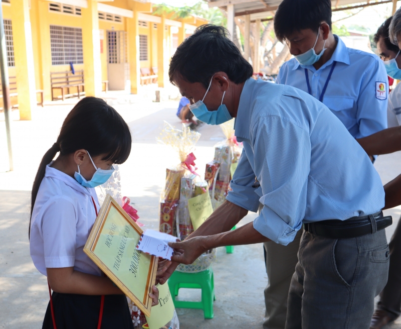 Chi đoàn Báo Tây Ninh: Tặng quà Tết cho học sinh nghèo