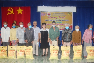Trao 150 suất quà tết cho các hộ nghèo 3 xã Truông Mít, Cầu Khởi và Chà Là