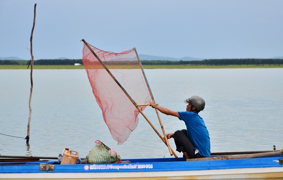 Không để tàu khai thác cát, sỏi trái phép hoạt động trong lòng hồ Dầu Tiếng