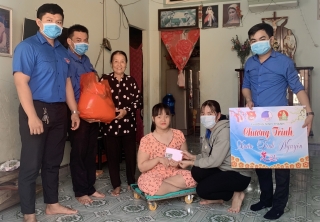 Phường Ninh Thạnh: Tặng quà cho gia đình chính sách, trẻ em mồ côi, khuyết tật