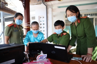 Công an Tây Ninh: Cấp căn cước công dân có gắn chịp điện tử và tặng quà chúc tết cho hai mẹ Việt Nam anh hùng