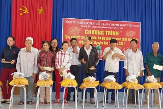 Công ty tổ chức sự kiện và giao dịch bất động sản MC Mỹ Lệ tặng quà tết cho người nghèo và nạn nhân chất độc da cam huyện Tân Châu