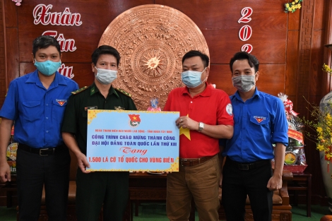 Tặng 1.500 lá cờ Tổ quốc cho quân dân biên giới Tây Ninh