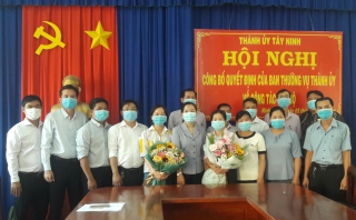 Thành ủy Tây Ninh trao huy hiệu Đảng cho đảng viên ở xã Bình Minh