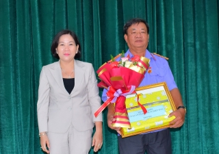 Chánh Văn phòng VKSND tỉnh Nguyễn Văn Không nhận Huy hiệu 30 năm tuổi Đảng