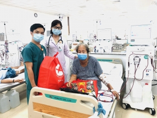 Bệnh viện Đa khoa Hồng Hưng: Thăm hỏi, tặng quà cho bệnh nhân chạy thận nhân tạo