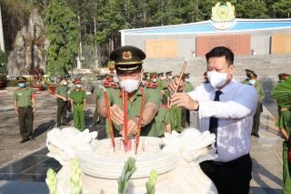 Bộ Công an viếng nghĩa trang liệt sĩ tại Tây Ninh