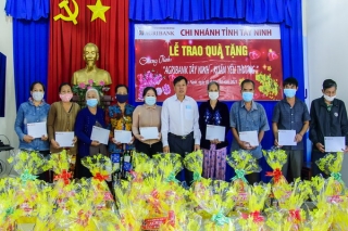 Agribank chi nhánh Tây Ninh và các huyện Dương Minh Châu, Gò Dầu tặng quà tết cho người nghèo