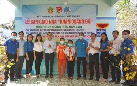 Huyện đoàn Dương Minh Châu: Trao tặng nhà Khăn quàng đỏ