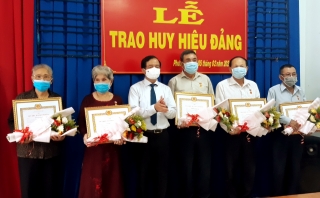 Bí Thư Thành ủy Nguyễn Hồng Thanh trao tặng Huy hiệu Đảng tại phường Hiệp Ninh và Phường 1