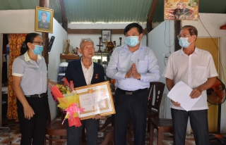 Tân Châu trao Huy hiệu 65 tuổi Đảng cho đảng viên xã Tân Phú