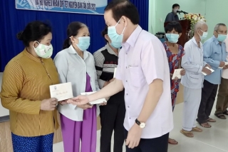 Bí thư Tỉnh ủy Hậu Giang: Tặng 200 phần quà tết cho gia đình chính sách, hộ nghèo Tây Ninh