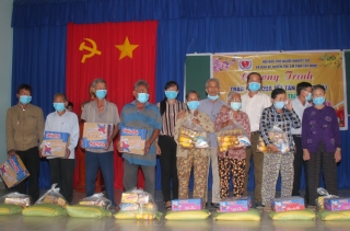 Hội Bảo trợ người khuyết tật và bảo vệ quyền trẻ em tỉnh trao 120 suất quà tại hai xã Hòa Hội và Hòa Thạnh