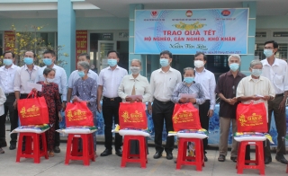Công ty Tân Ngọc Lực trao tặng 1.200 suất quà tết cho các hộ nghèo trong tỉnh