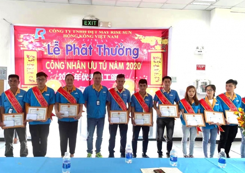 Khen thưởng cho công nhân, lao động đạt thành tích xuất sắc