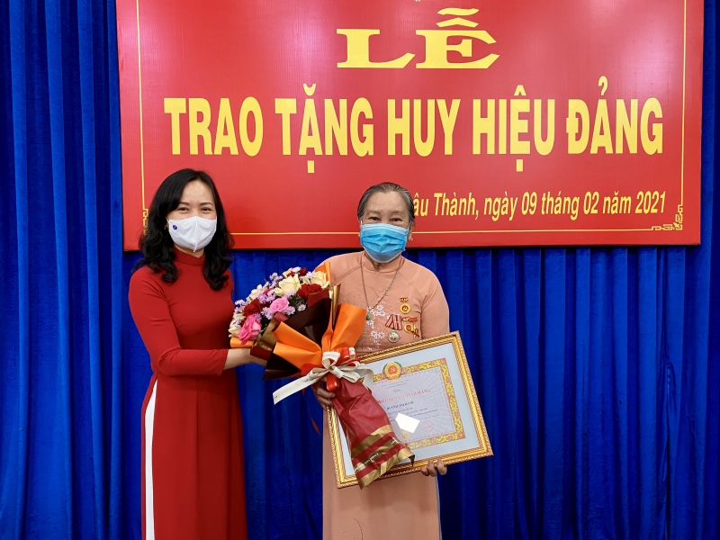 Trao Huy hiệu 60, 50, 45, 40 và 30 năm tuổi Đảng cho 20 đảng viên